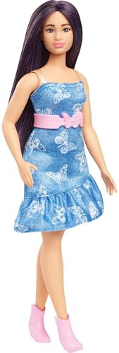 Barbie Fashionistas Poupée avec cheveux violets, vêtue d’une robe sans bretelles en jean à imprimé papillons, d’une ceinture rose et de bottes, HYT89