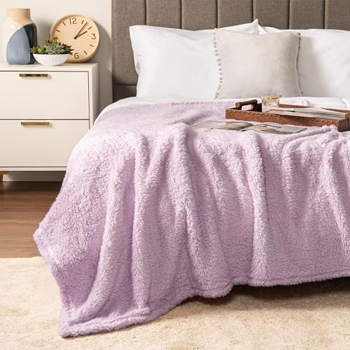 PAVILIA Hellviolette Lavendel-Plüsch-King-Size-Decke für Bett, Sherpa-weiche, gemütliche Decke und Überwurf für Sofa, Couch, dekorative Felldecke, flauschig, alle Jahreszeiten, 90x108 cm