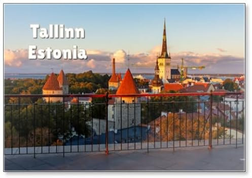 Klassisches Tallinn-Stadtbild mit St. Olaf-Kirche und Altstadtmauern und Türmen bei herbstlichem Sonnenuntergang, Estland, Kühlschrankmagnet
