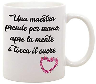 t-shirteria - Tazza Maestra Ideale per Regalo di Fine Anno e Scuola - Ceramica Eco-Friendly con Dedica per Insegnanti (Una Maestra Prende Per Mano)