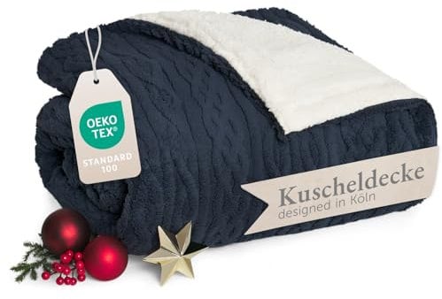 Blumtal Kuscheldecke 230x270 cm mit Zopfstrick-Optik - Oeko-TEX zertifizierte Mikrofaser Fleecedecke mit weicher Sherpa-Innenseite - Decken fürs Wohnzimmer - Dicke Sofa Decke in Dunkelblau und Weiß