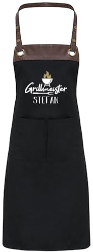 Manilu Premium Grillschürze mit Lederaplikation. Personalisierbar mit Wunschnamen - Grill-Schürze, Kochschürze, Küchenschürze - Damen - Herren - Geschenk - Unisize (Grillmeister - Schwarz)