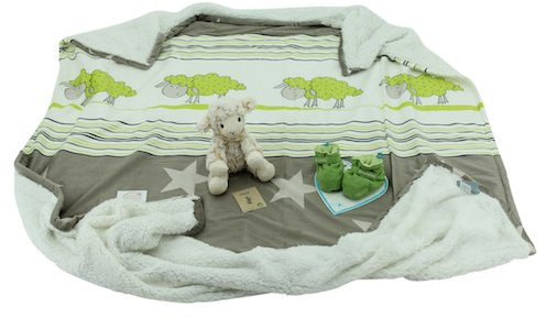 Sweety Toys 10516 Kinder Baby Kuscheldecke Set Motiv Schaf mit Plüschschaf Lamm 25 cm und Baby Schuhen grün
