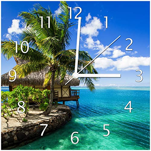 Wallario Design-Wanduhr Karibisches Meer – Einsame Hütte unter Palmen aus Glas, Motiv-Uhr Größe 30 x 30 cm, weiße Zeiger