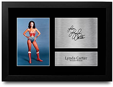 HWC Trading FR A4 Lynda Carter Original Wonder Woman Geschenke Gedruckt Signiert Autogramm Bild Für Fernsehshow Fans - A4 Framed