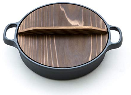 Oigen Gusseisen-Topf Dango, Ø 26cm, 6,5cm hoch. Mit Deckel aus Holz. Schmortopf für Induktion, Induktions-Herd, Ceran, Gas, Backofen, BBQ, Grill