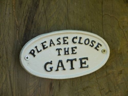giftwarez Antique White Cast Iron Wall Garden Gate Door Sign Plaque Please Close The Gate