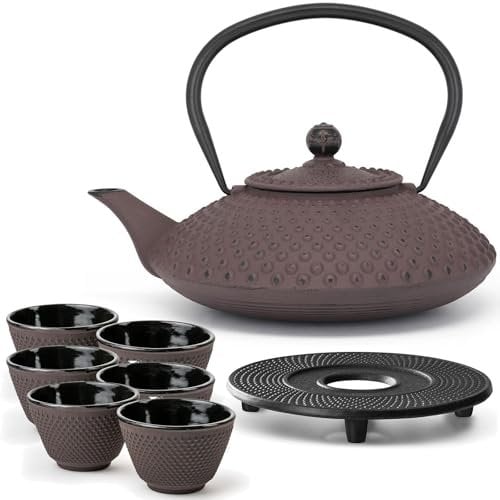 Bredemeijer Gusseisen Teekanne 1.25 Liter Induktion - flache Asia Gusskanne aubergine im Set mit 6 Teebecher (Tassen) & Untersetzer & Teefilter-Sieb-Einsatz