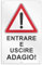 Cartello vinile 4 fori Attenzione: entrare e uscire adagio