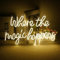Where The Magic Happens Letrero de neón LED palabras blancas iluminan letrero de pared USB letras de suministro de energía neón letrero de dormitorio boda cumpleaños decoración de luces de noche