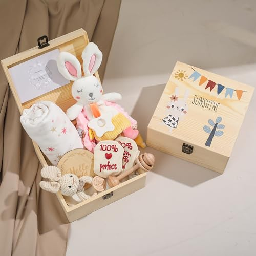 Youuys Baby Geschenk zur Geburt für Neugeborene, Baby Geschenk Junge und Mädchen, Holzkiste Baby Geschenkset, 8 in 1 Set-mit Musselin Tuch+Baumwolle Schmusetuch+Rassel+Geschenkkarte (Hase)