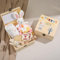Youuys Baby Geschenk zur Geburt für Neugeborene, Baby Geschenk Junge und Mädchen, Holzkiste Baby Geschenkset, 8 in 1 Set-mit Musselin Tuch+Baumwolle Schmusetuch+Rassel+Geschenkkarte (Hase)