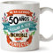 MUGFFINS Taza 50 Cumpleaños - Me ha Llevado 50 años Llegar a ser increíble y Casi Perfecto - Regalos Desayuno Feliz Cumpleaños