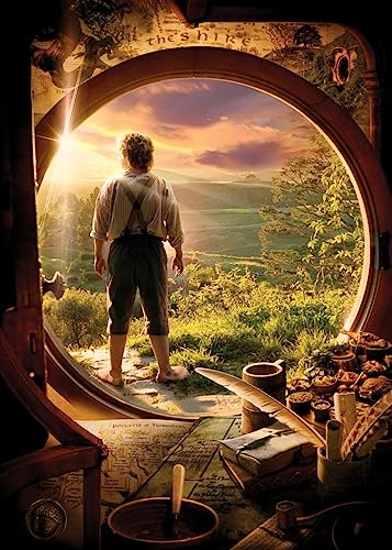 Displate Offiziell Hobbit MetallPoster Magnetische Befestigung Inklusive Lizenziert Bilder Hochwertiges Poster The Hobbit: An Unexpected Journey - Leaving Bag End Poster 45 cm x 32 cm