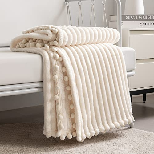 Dissa Fleecedecke: Weich, volumiös, flauschig, warm, gemütlich, Perfekter Überwurf für Couch, Bett, Sofa, mit Pompons am Saum, Flanelldecke, Überwurf in Einzelbett-Größe von ca. 152 x 203 cm, Beige