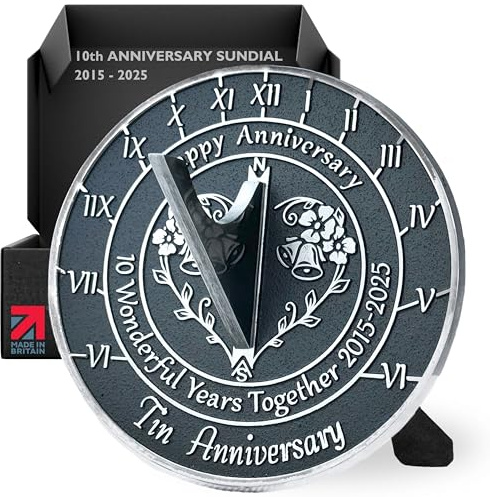 Sonnenuhr, Geschenk zum 10. Hochzeitstag in Zinn im Jahr 2025, recyceltes Metall, Heimdekoration oder Garten, handgefertigt in Großbritannien für ihn, ihre Eltern oder Paare, 10-jährige Feier