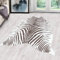 Carpetsale24 Kunstfell Teppich Braun-Creme – 100x135 cm – Waschbar & tierleidfrei – Täuschend echtes Design – rutschfeste Rückseite – Weich & vielseitig für Wohnzimmer, Schlafzimmer & Wanddeko