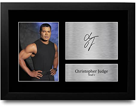 HWC Trading FR A4 Christopher Judge Stargate SG-1 Geschenke Gedrucktes Signiertes Autogramm Foto für Fans von Fernsehshows - A4 Framed