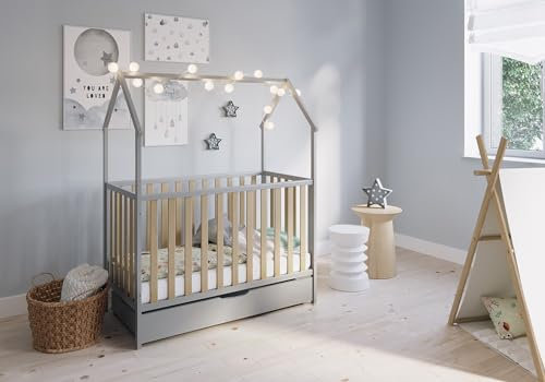 FabiMax Schlafmütze 120x60, Babybett in Hausoptik, 3-Fach Höhenverstellbar, Umbaubar zum Juniorbett (ohne Matratze/mit Schublade, grau/Natur, 120x60 cm)