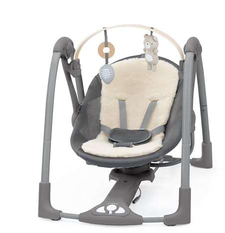 Ingenuity Altalena Portatile Swing 'n Go Every Season - Tessuti Freschi e Caldi, Barra Giochi Rimovibile in Legno, 2 Giocattoli, Musica, Motorizzata, 0-9 Mesi, Grigio - Wesley