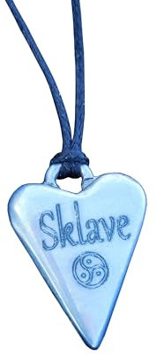 BDSM Anhänger Herz „Sklave“ – personalisierbar, handgefertigter Zinn-Schmuck – Sub Dom Halskette, intimes Geschenk von William Sturt