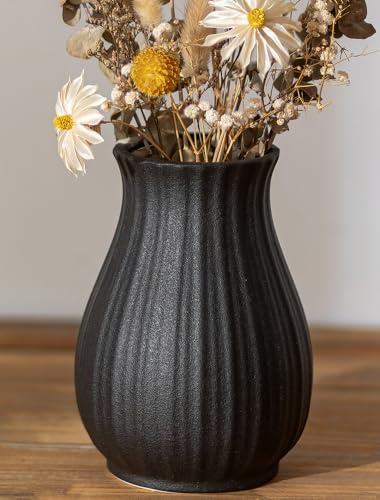 NUPTIO Schwarz Keramik Blumen Vase: 16cm Hoch, Gerippte | Matt, Kompakte Form, Moderne Struktur, Boho Deko, Blumenvase für Pampasgras, Fensterbank, Tischregal, Couchtisch, Küche