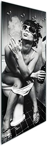 Wallario Wandgarderobe aus Glas in Größe 50 x 125 cm in Premium-Qualität, Motiv: Kloparty - Sexy Frau auf Toilette mit Zigarette und Schnaps | 7 Kleiderhaken zum Aufhängen von Jacken