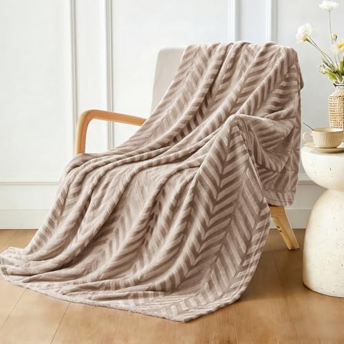 Whale Flotilla Kuscheldecke Flauschig 130x150 cm Sofadecke Fleecedecke | Weiche, Leichte, Kuschelige Tagesdecke, Wohndecke mit Chevronmuster, Warme Flanelldecke, für alle Jahreszeiten, Beige