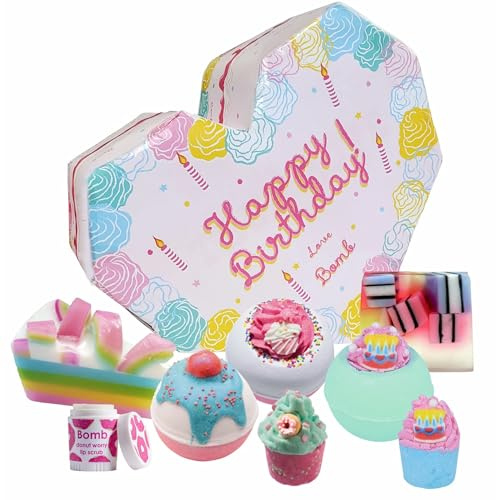 Bomb Cosmetics Das ultimative Happy Birthday Geschenkset – 8 handgefertigte Bade- und Körper-Leckerlis mit ätherischen Ölen | Seifen, Badeblaster, Malven & Lippenbalsam für luxuriöse Hautpflege &