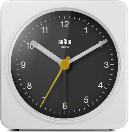 Braun Klassischer analoger Wecker Schlummerfunktion und Licht, ruhiges Quarzuhrwerk, Crescendo-Alarm, weiß-schwarzes Modell BC03WB.