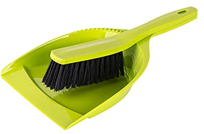 1 juego de escoba y recogedor de mano de plástico verde.