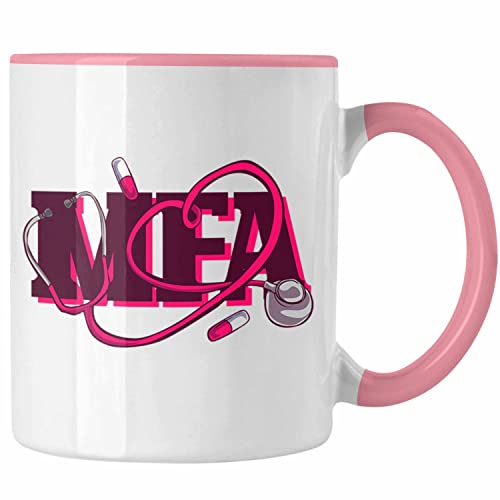 Trendation - Lustige MFA Tasse Geschenk für Medizinische Fachangestellte Geschenkidee Kaffeetasse Grafik (Rosa)