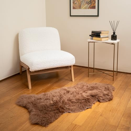 MUCHI OLLENGO Rug – Teppich aus echtem Merino-Lammffell, ideal als Teppich, Bettvorleger, Sofaüberwurf oder Stuhlbezug, 90 x 60 cm, Farbe: Cognac.