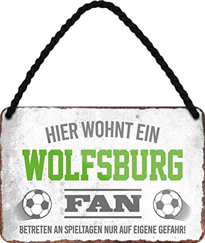 WOGEKA ART Retro Blechschild - Hier wohnt ein Wolfsburg Fan Fußball - witziger Spruch Geschenk-Idee Geburtstag Weihnachten Deko 18x12 cm Vintage-Design Hänge-Schild Metall HS40