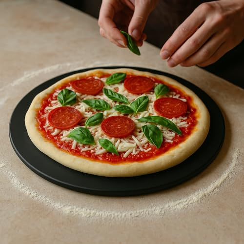 HeRo24 Pizzastein 33 cm aus Cordierit schwarz glasiert hitzebeständiger Backstein für Pizza, Flammkuchen & Brot geeignet für Backofen & Grill