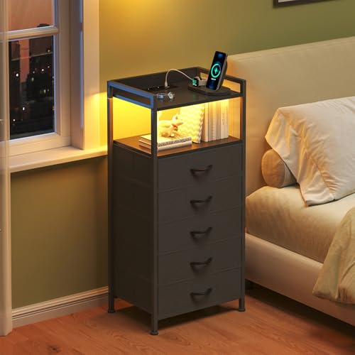 CAIYUN Nachttisch mit Ladestation, hohe Schwarze Kommode für das Schlafzimmer, Nachttisch mit LED-Beleuchtung, Beistelltisch für das Wohnzimmer, Stoff-Aufbewahrungsschublade, Metallgestell, Holzmöbel