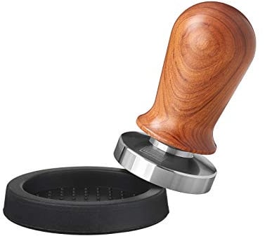 scarlet espresso | Tamper »Perfetto« für Barista; auf 35 lbs Anpressdruck kalibiriert; mit Alu- oder Edelholzgriff und Präzisions-Edelstahlbasis (Set: Sandelholz - Dunkelbraun, 57 mm & Tamperablage)