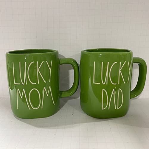 Rae Dunn Lucky Mom + Lucky Dad Tasse Set von 2 – Eltern Tasse Kaffeetasse – Grün – St. Patrick's Day – Keramik – 8,9 cm D x 11,4 cm H