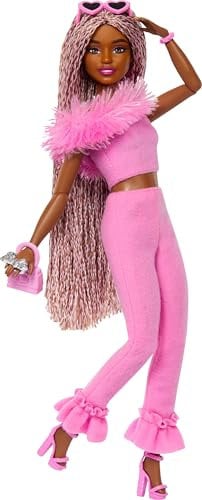 Barbie Deluxe Style Poupée en Tenue Tendance Barbiecore, Tresses Brunes et Roses, Ensemble Haut à Encolure en Fausse Fourrure, Pantalon en Tissu et Accessoires Fantaisie,HYV28