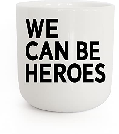 PLTY - We can be Heroes Becher - Tasse ohne Henkel - Handglasiertes Weiß Porzellan - Kaffeebecher mit Spruch - Lyrics - Dänisches Design