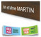 DECOHO - Plaque Boite aux Lettres personnalisée adhésive 100x25mm - Effet Bois foncé - Gravure Laser Blanche - 1 Ligne + Stickers Stop PU - Marron