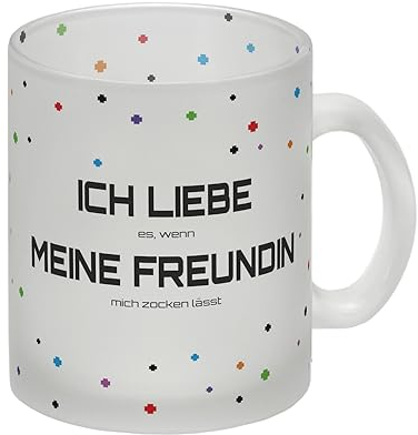 Ich liebe es, wenn meine Freundin mich zocken lässt Glas Tasse mit Pixelherz als lustige Geschenkidee für den besten Freund der sich manchmal nicht zwischen Zocken und Beziehung