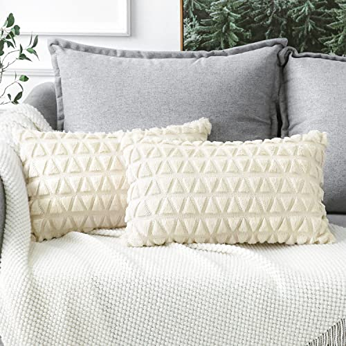 Artscope 2er Set Kurze Wolle Kissenbezüge Weicher Plüsch Luxus Wollsamt Zierkissenbezuge Dekokissen Boho Kissenhülle für Sofa Schlafzimmer Zuhause Dekor Dreiecksform Creme Beige, 30x50cm