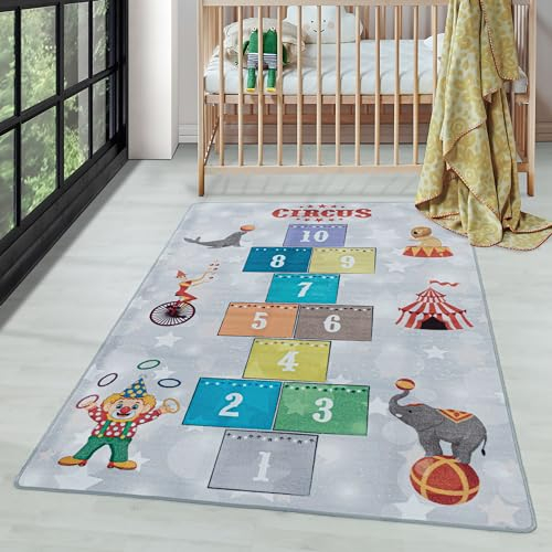 Carpettex Kinderteppich rutschfest | Himmel und Hölle Circus Design 80 x 120 cm | Kein Abwurf | Kurzflor und Waschbarer Spielteppich für Kinderzimmer für Mädchen und Jungen | Grau, Löwe, Zelt