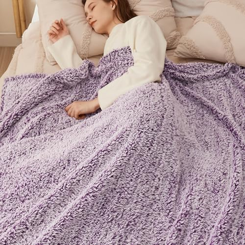 BEDSURE Decke Sofa Kuscheldecke Flauschig Lila - Warm Sherpa Sofaüberwurf Winter Decke groß, Dicke Sofadecke Couchdecke, 220x240 cm XXL Wohndecke für Couch