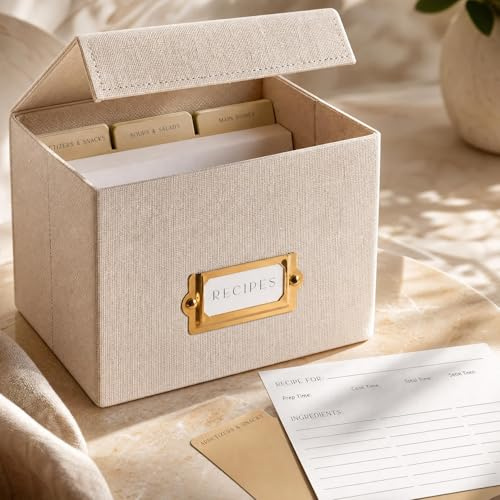 ZICOTO Schöne Rezeptbox aus Leinen – passend für 10,2 x 15,2 cm Rezeptkarten, um bis zu 250 Rezepte leicht zu organisieren – ein stabiler Kartenhalter und tolles Geschenk, das perfekt in jede Küche