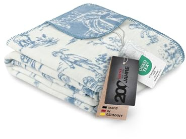 Ibena 1826 Exklusive Jubiläumsdecke 150x200 cm - Baumwollmischdecke weich, warm & waschbar - Made in Germany, Kuscheldecke wollweiß/blau mit ländlichen Motiven