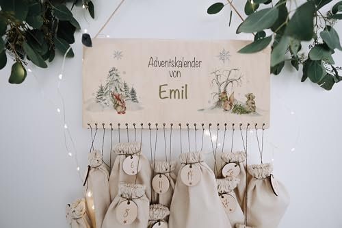 Holzschild-Adventskalender personalisiert mit Waldtieren auf einer Schneelandschaft für Kinder, DIY Weihnachtskalender mit Jutesäckchen & Holzzahlen (Holzschild mit 24 Holzzahlen & Lederband)