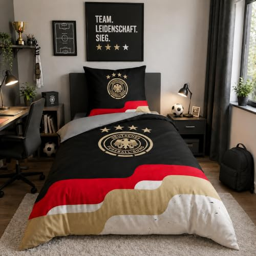 Offizielle DFB Bettwäsche zur Fußball EM 2024 in 135x200 80x80 cm aus 100% Baumwolle · Deutschland Bettwäsche Set Motiv Matchday · Fußball Bettwäsche in grau gestreift mit DFB Logo (grau 2-teilig)