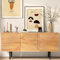 roomfitters Mid-Century TV Schrank, Fernsehschrank mit Schnitz Design, TV Möbel mit 3 Türen, Küchenschrank Platz für Fernseher bis 65 Zoll, TV-Ständer, TV Board Holz Wohnzimmer aus Pappelholz